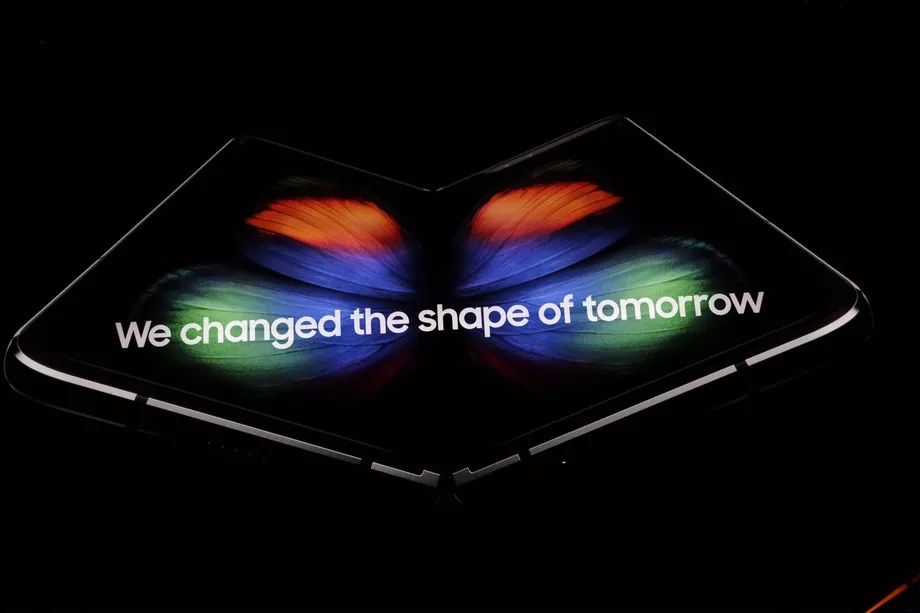 Katlanabilir ekranlı Samsung Galaxy Fold resmen tanıtıldı