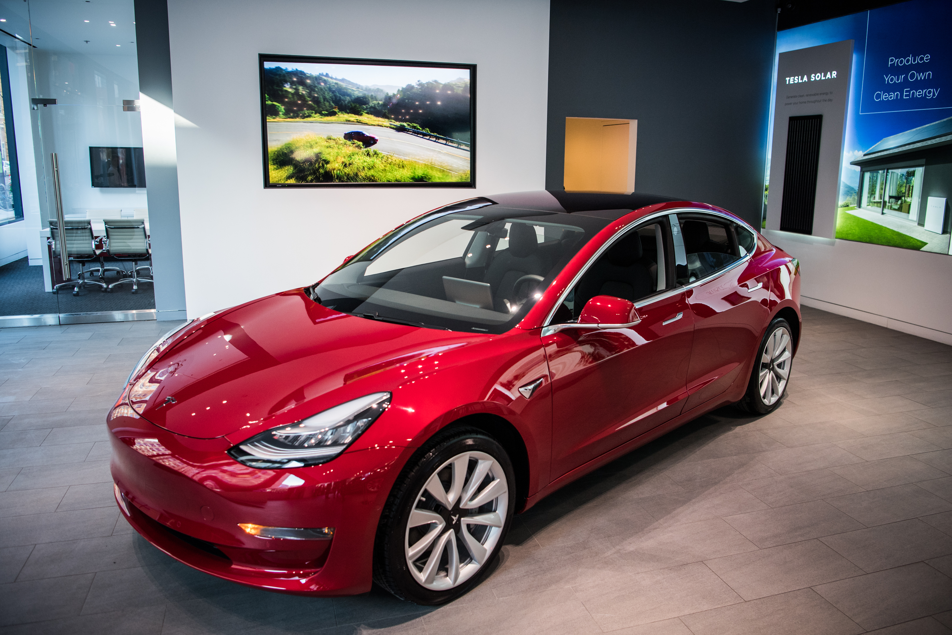 Tesla Model 3, geçtiğimiz yılın en çok satan elektrikli aracı oldu