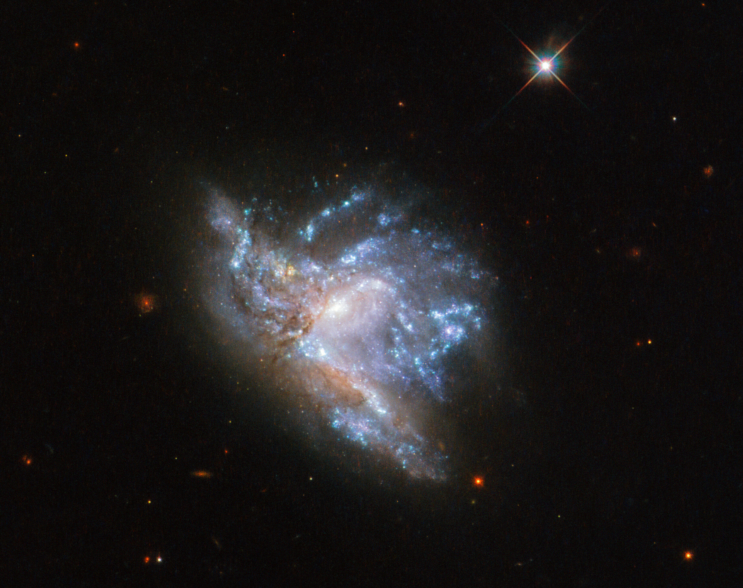 Hubble, çarpışan iki galaksinin büyüleyici görüntüsünü yakaladı