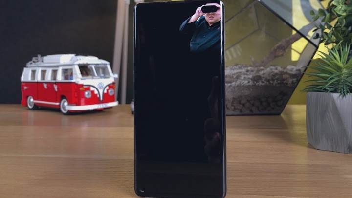 Galaxy S10 için delikli duvar kağıtları