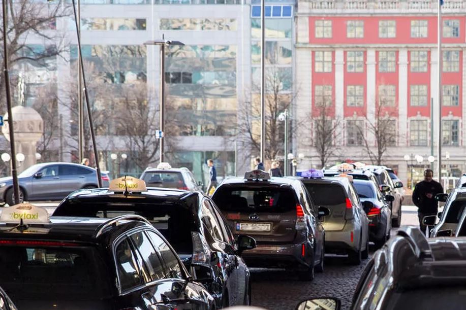 Norveç, elektrikli taksileri için 'kablosuz sarj istasyonları' kuruyor