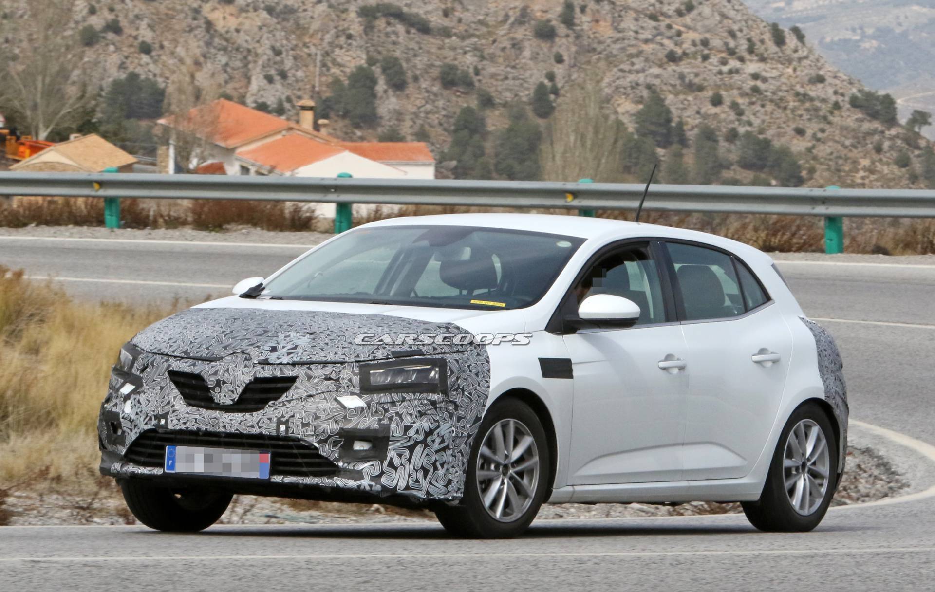 Makyajlı Renault Megane ilk kez görüntülendi