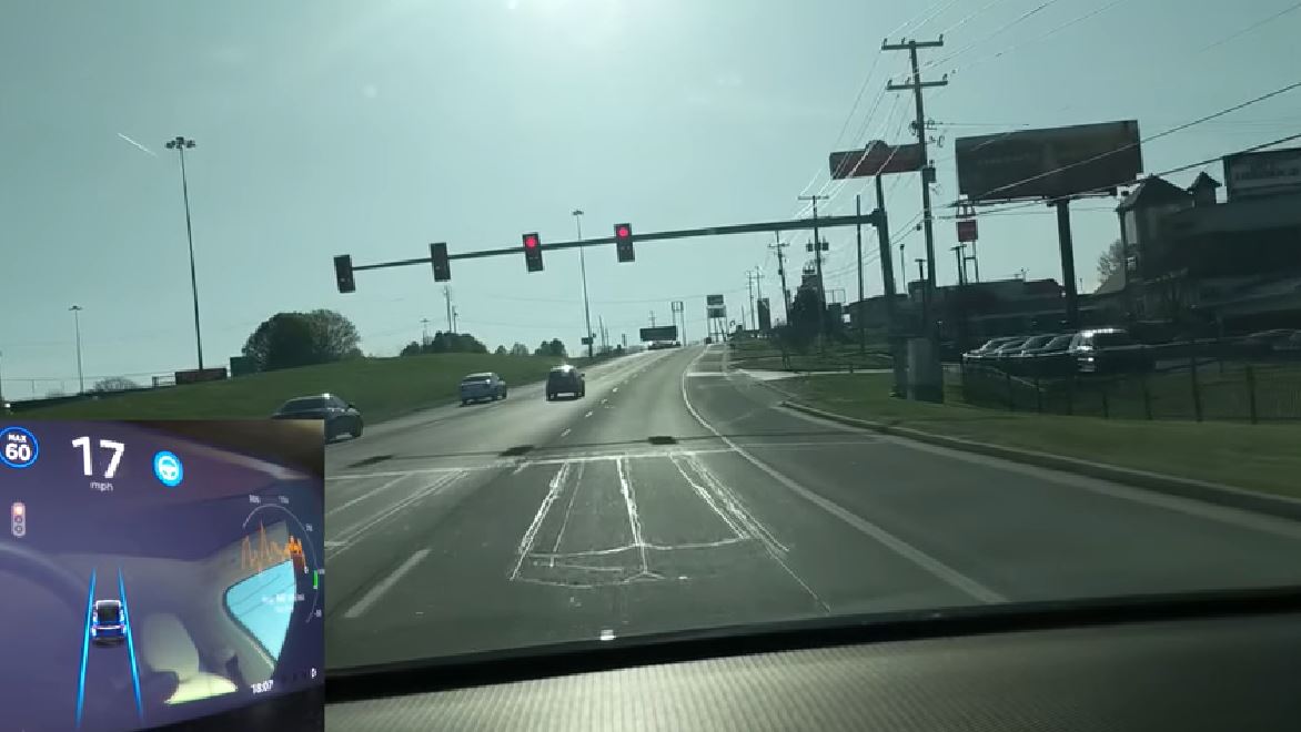 Tesla otopilotun ilk kez kendi kendine kırmızıda durmasını izleyin
