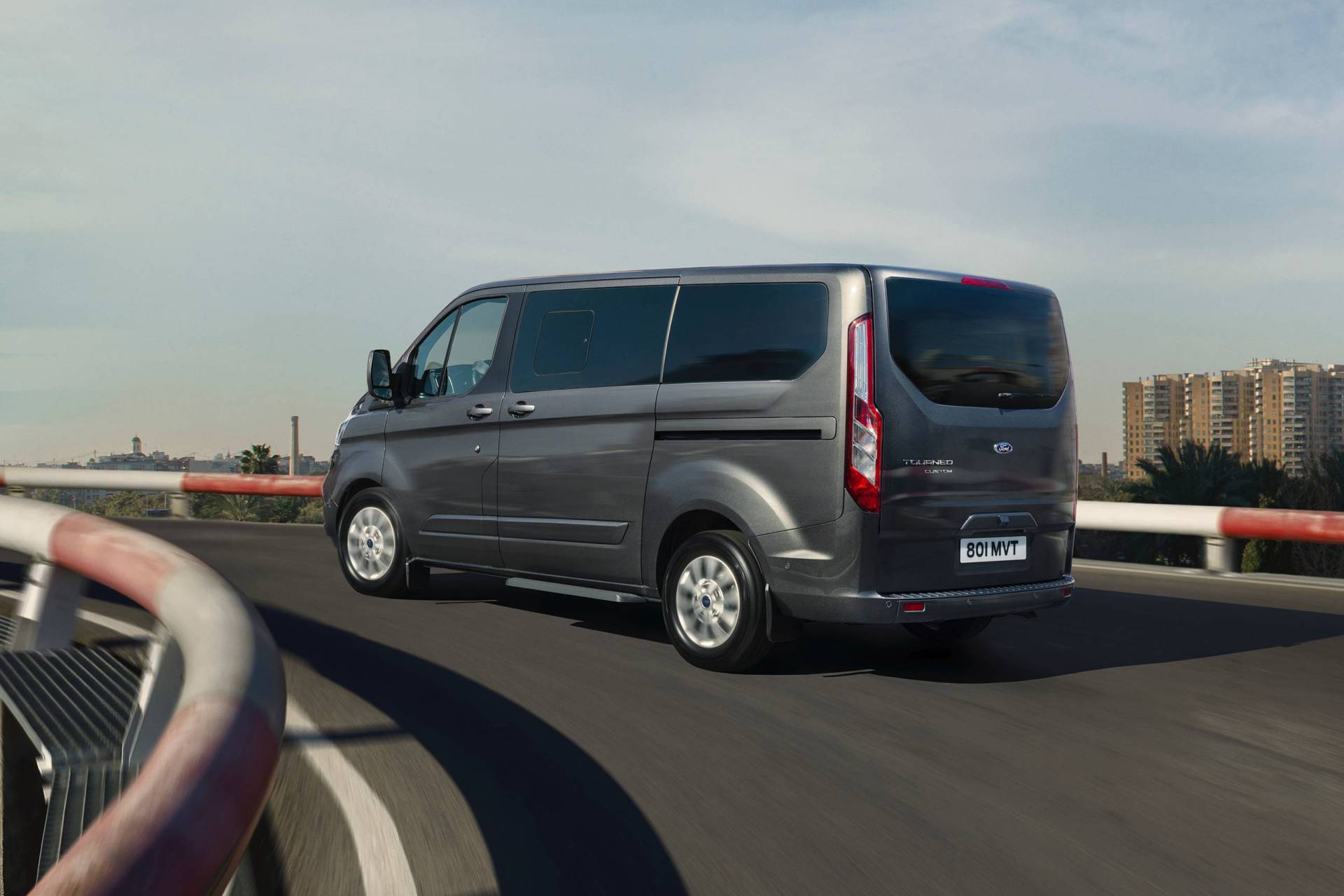 2019 Ford Tourneo Custom'ın hibrit versiyonu tanıtıldı