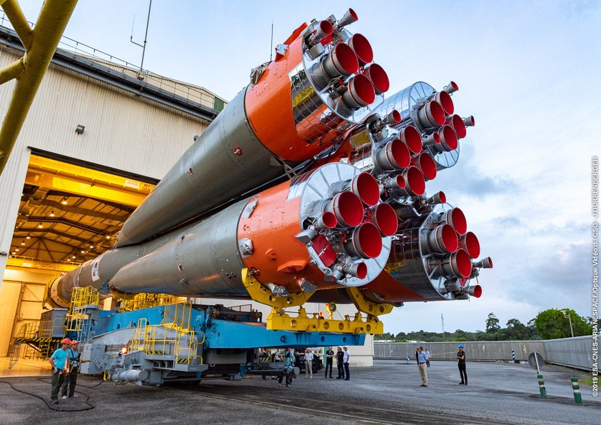 İki Rus roketi aynı gün farklı kıtalardan fırlatılacak
