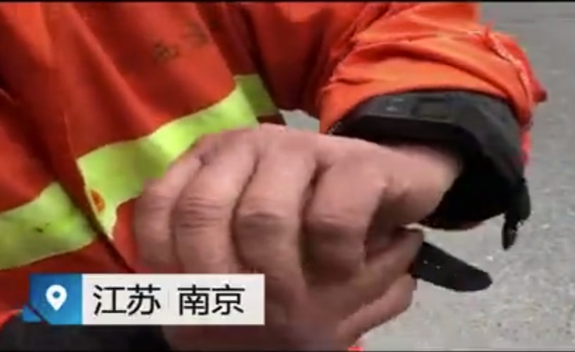 Çinli temizlik işçileri artık konum takibi ve sesli uyarı yapan akıllı bileklikler takmak zorunda