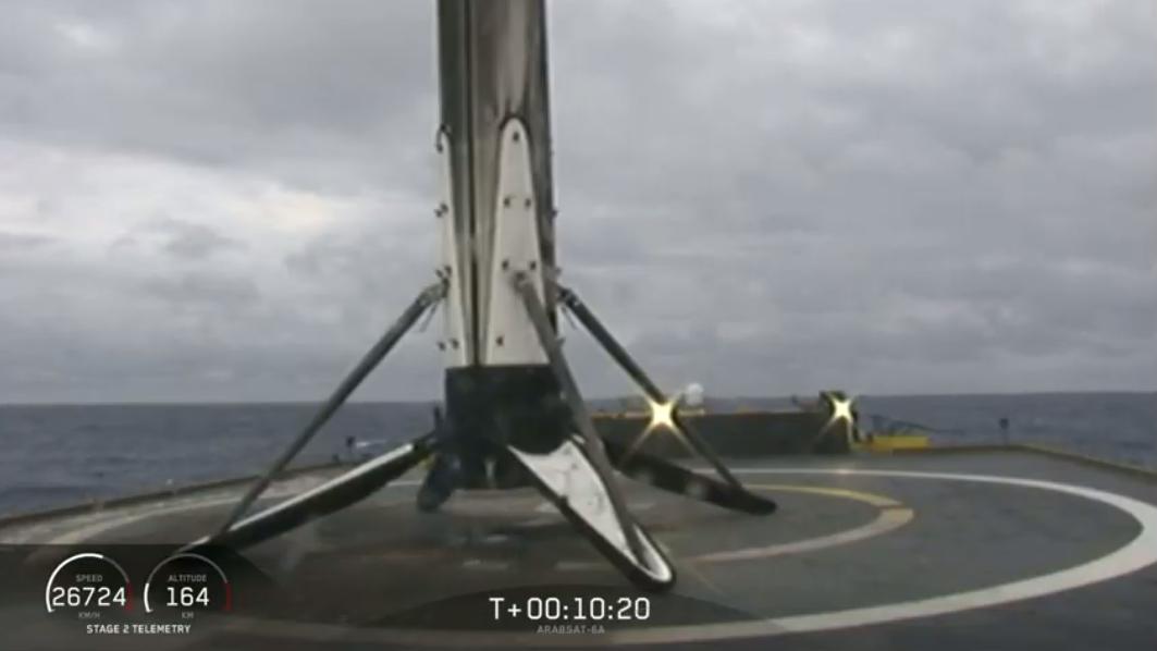 Falcon Heavy ikinci kez uçtu: İşte iniş anından inanılmaz görüntüler
