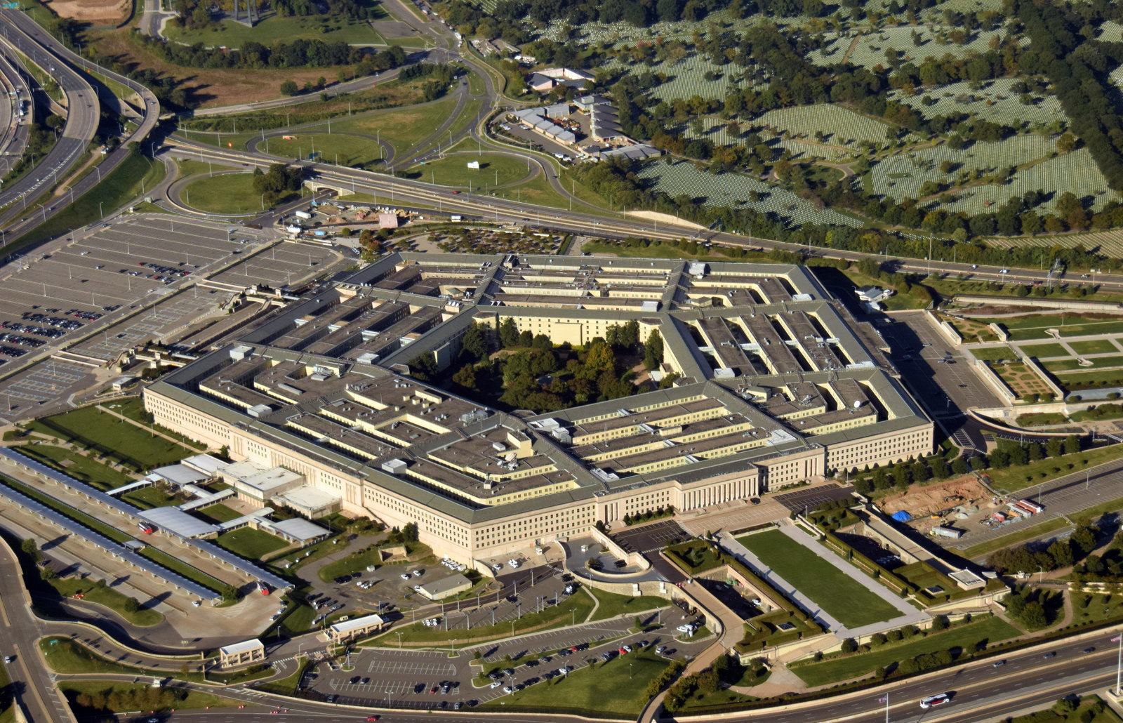 Microsoft ve Amazon, Pentagon'un 10 milyar dolarlık bulut sözleşmesi için savaşıyor