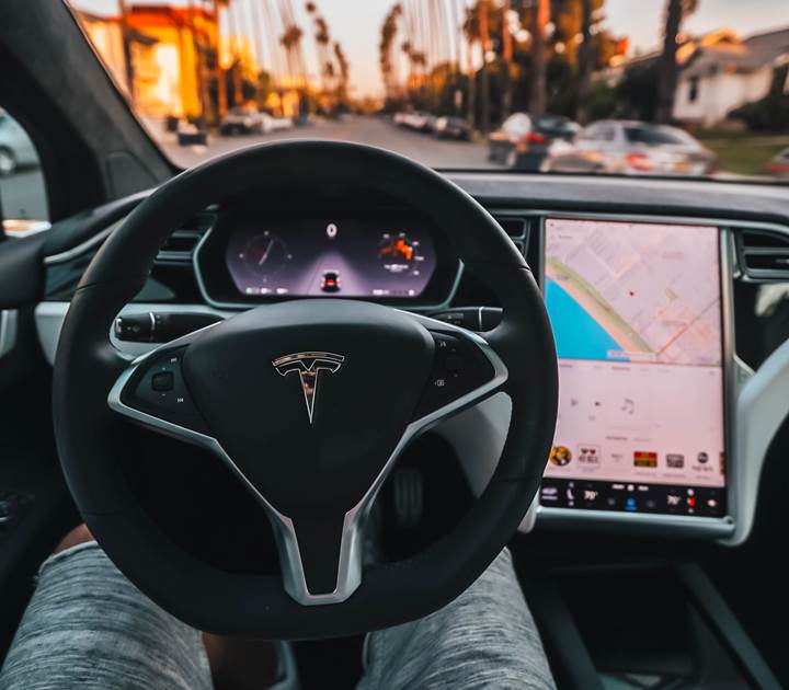 Tesla, otonom sürüş opsiyonunun fiyatını artırıyor