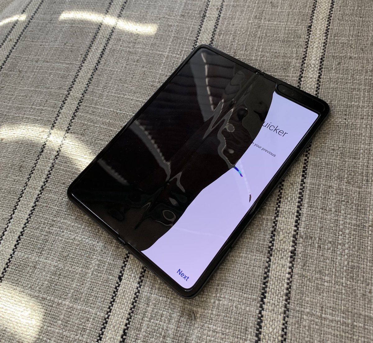 2000$ değerindeki Galaxy Fold modellerinde ekran sorunu başladı