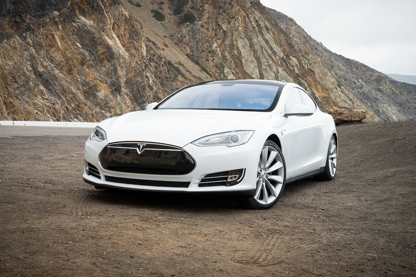 Tesla, Çin'de park halindeyken yanan Model S videosunun gerçekliğini araştıracak