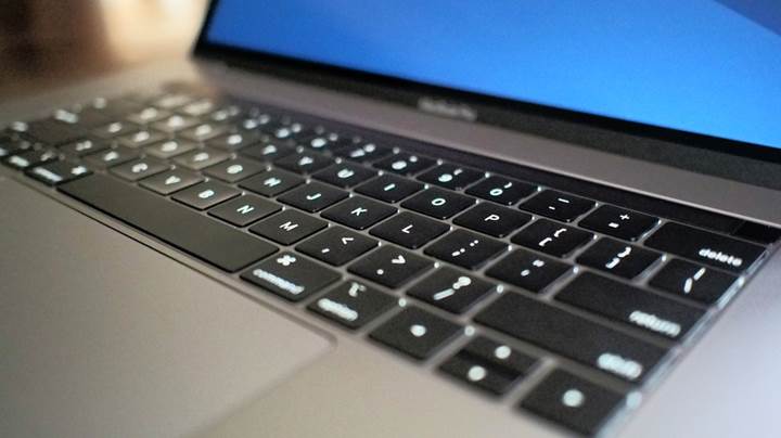 Apple, makûs MacBook klavyelerini tamir etmek için servis hizmetini hızlandırıyor