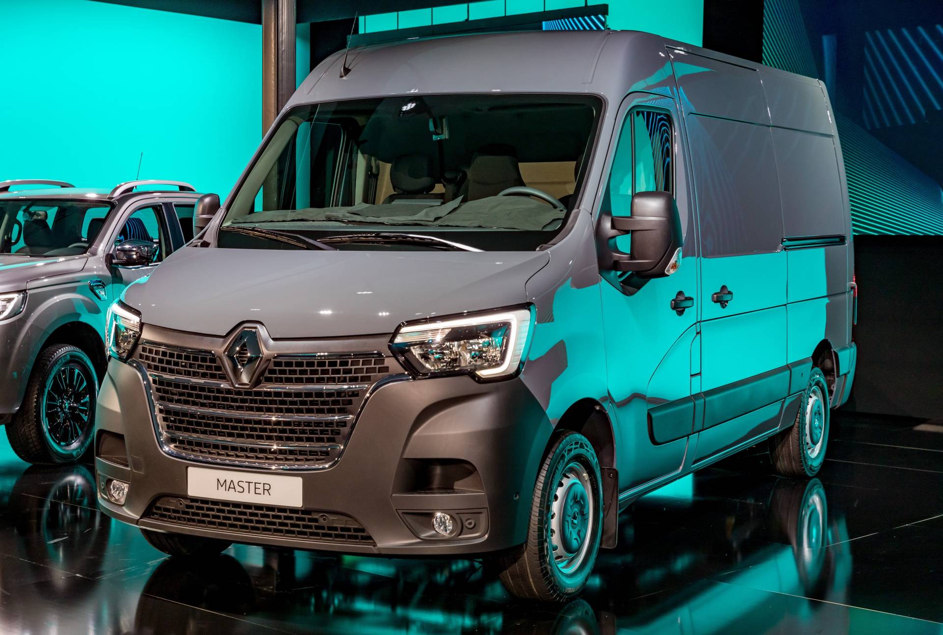 Makyajlanan 2019 Renault Master ve Trafic modelleri tanıtıldı