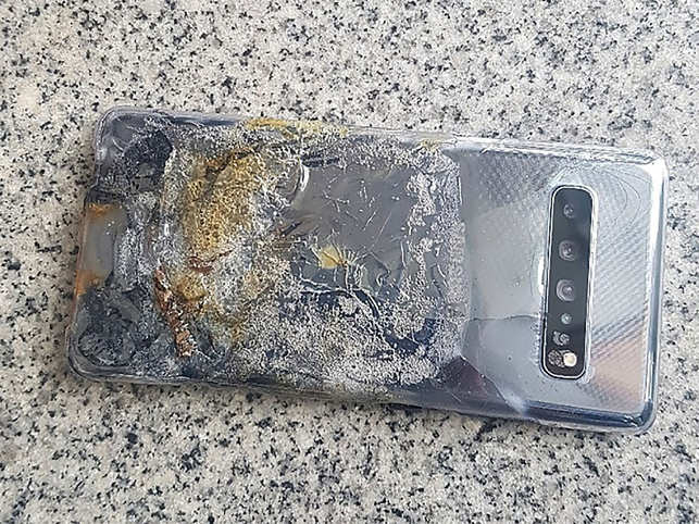 Samsung Galaxy S10 5G telefonun yanarak kullanılmaz hale geldiği iddia edildi 