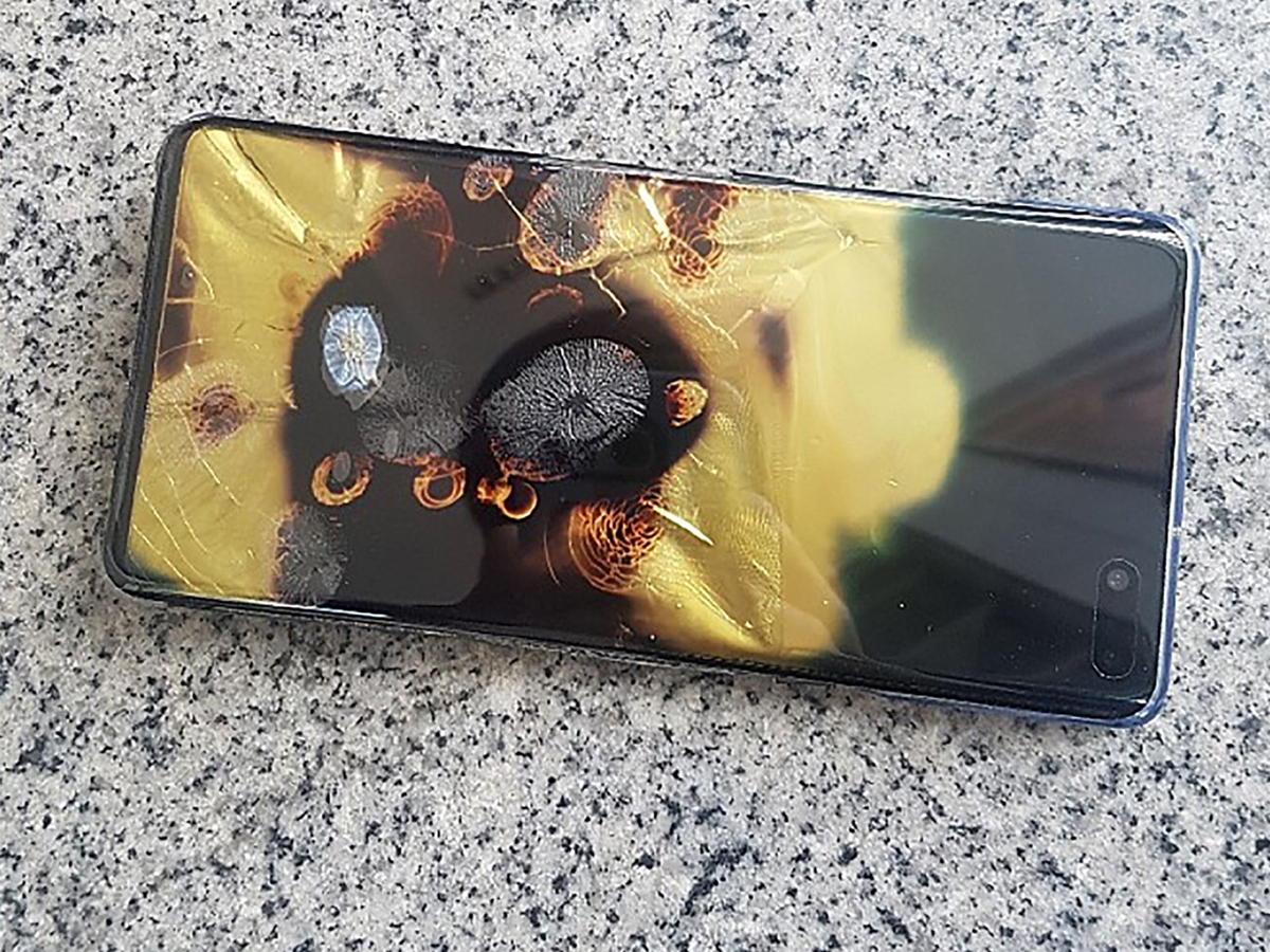 Samsung Galaxy S10 5G telefonun yanarak kullanılmaz hale geldiği iddia edildi 