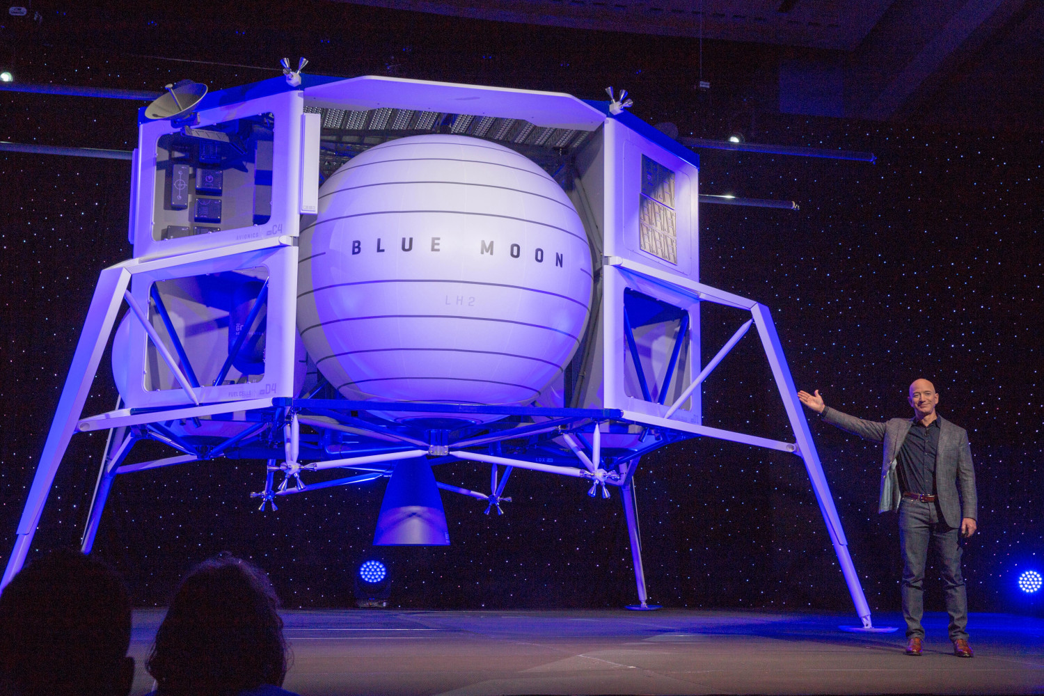 Jeff Bezos yeni hedefini açıkladı: 'Ay'a insan taşıyacağız'