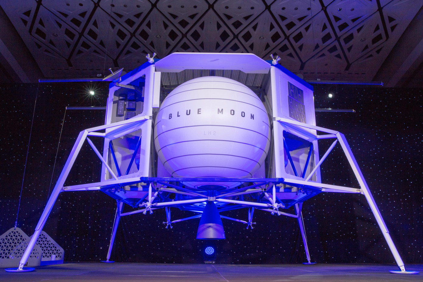Jeff Bezos yeni hedefini açıkladı: 'Ay'a insan taşıyacağız'