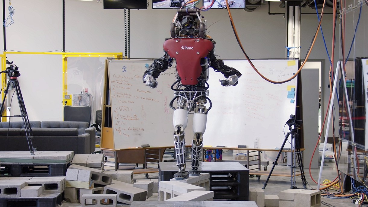 İnsansı robot Atlas bu kez 'dengesiyle' kendine hayran bıraktı