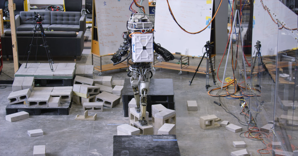İnsansı robot Atlas bu kez 'dengesiyle' kendine hayran bıraktı