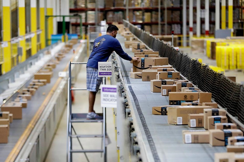 Amazon siparişleri paketleme işini de robotlara veriyor