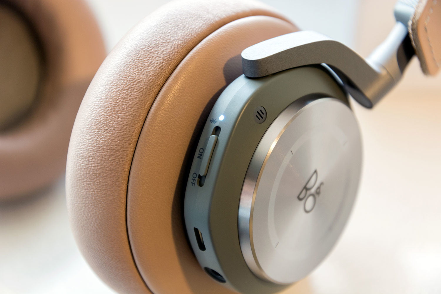 Bang & Olufsen, H9 model kulaklıklarını Google Asistan desteği ile güncelledi