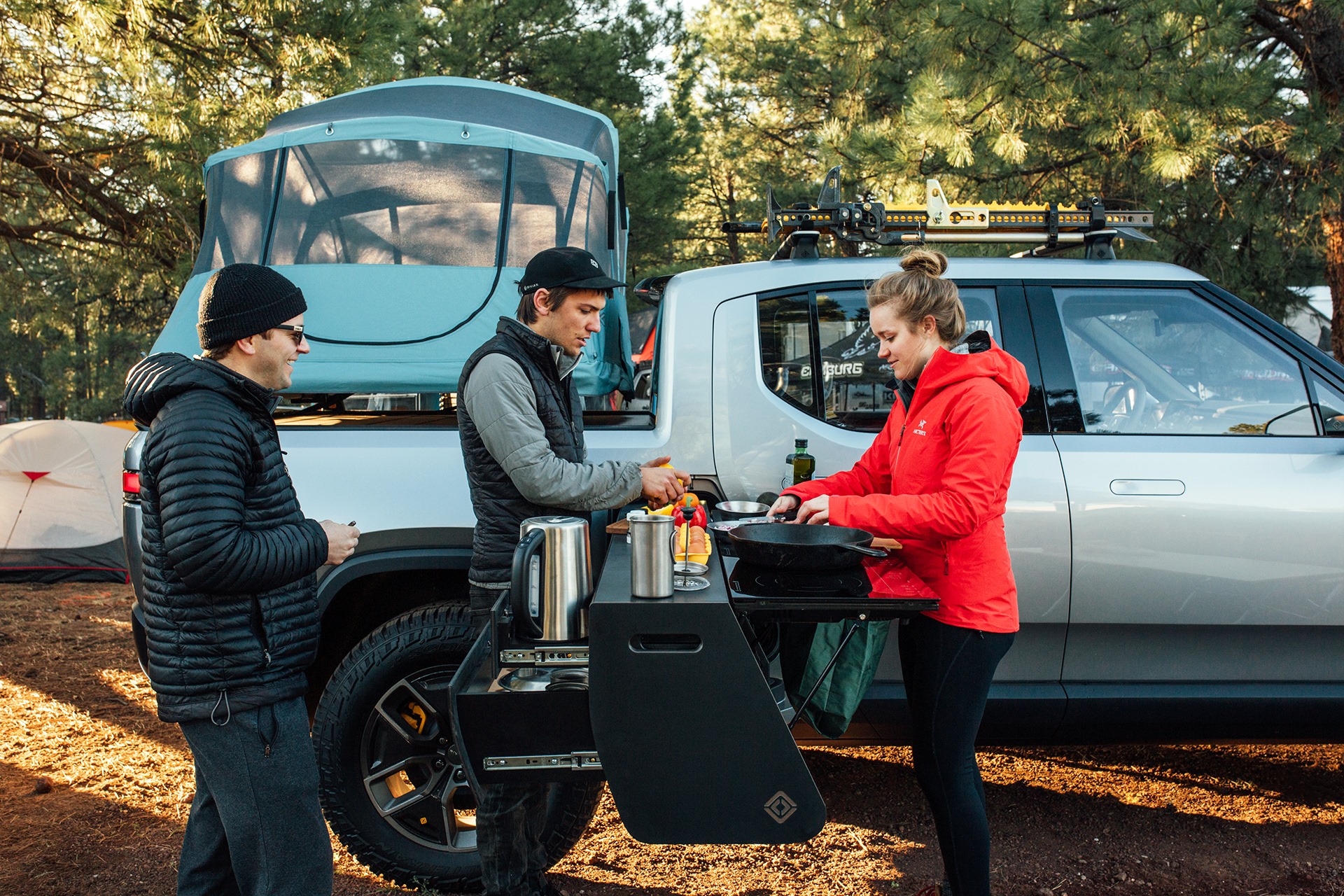 Kampçılara özel elektrikli pickup: Rivian R1T Camper