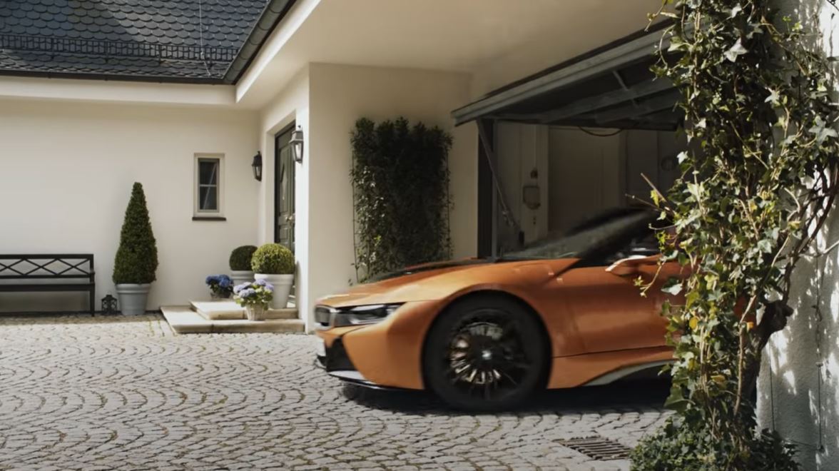 Yeni BMW i8 Roadster reklamında Mercedes'e çok ince gönderme