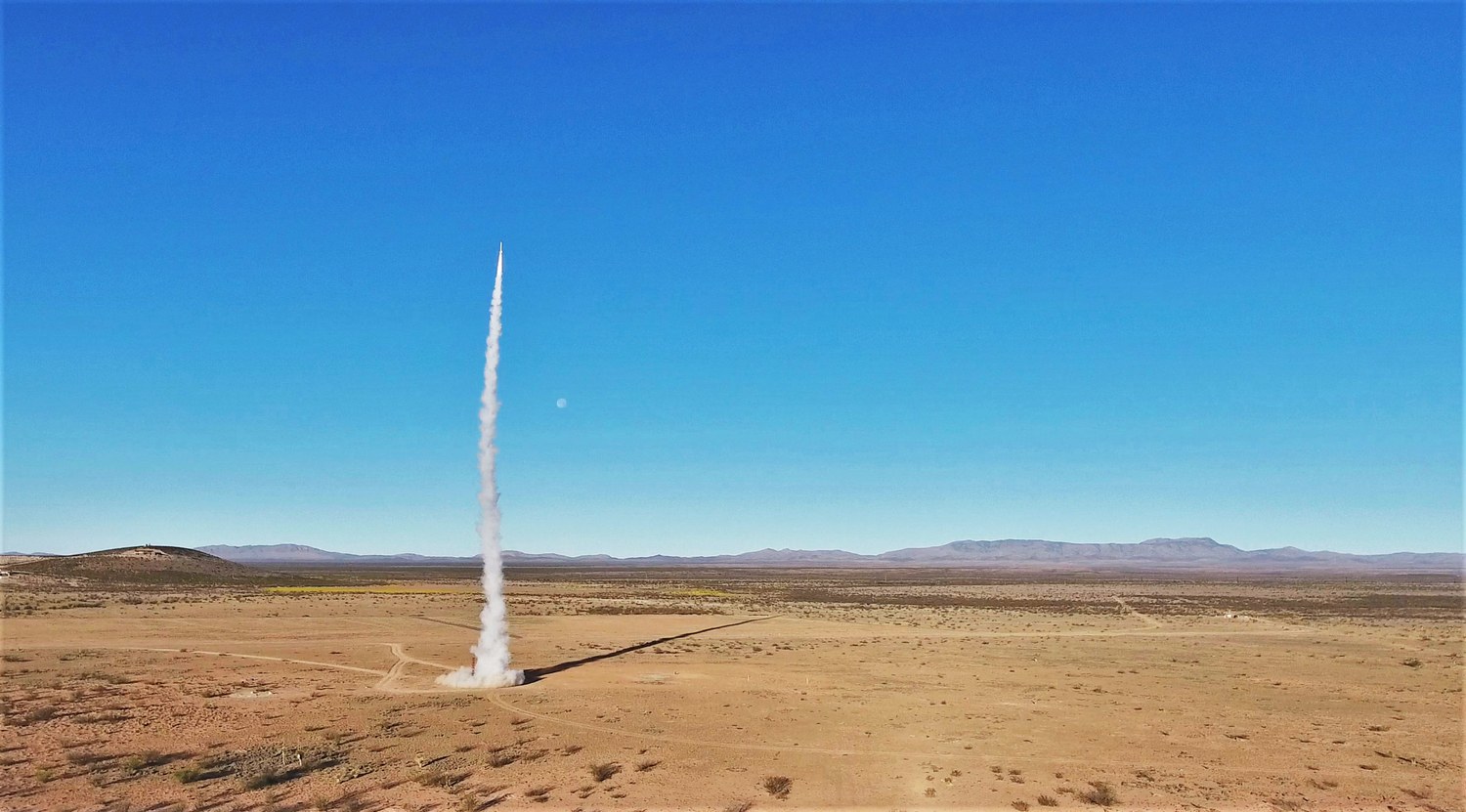 Öğrencilerin yaptığı bir roket, 100 km. yüksekliğe ulaştı