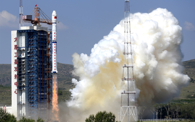 Çin'in uzaya gönderdiği roket paramparça oldu: İşte o anlar