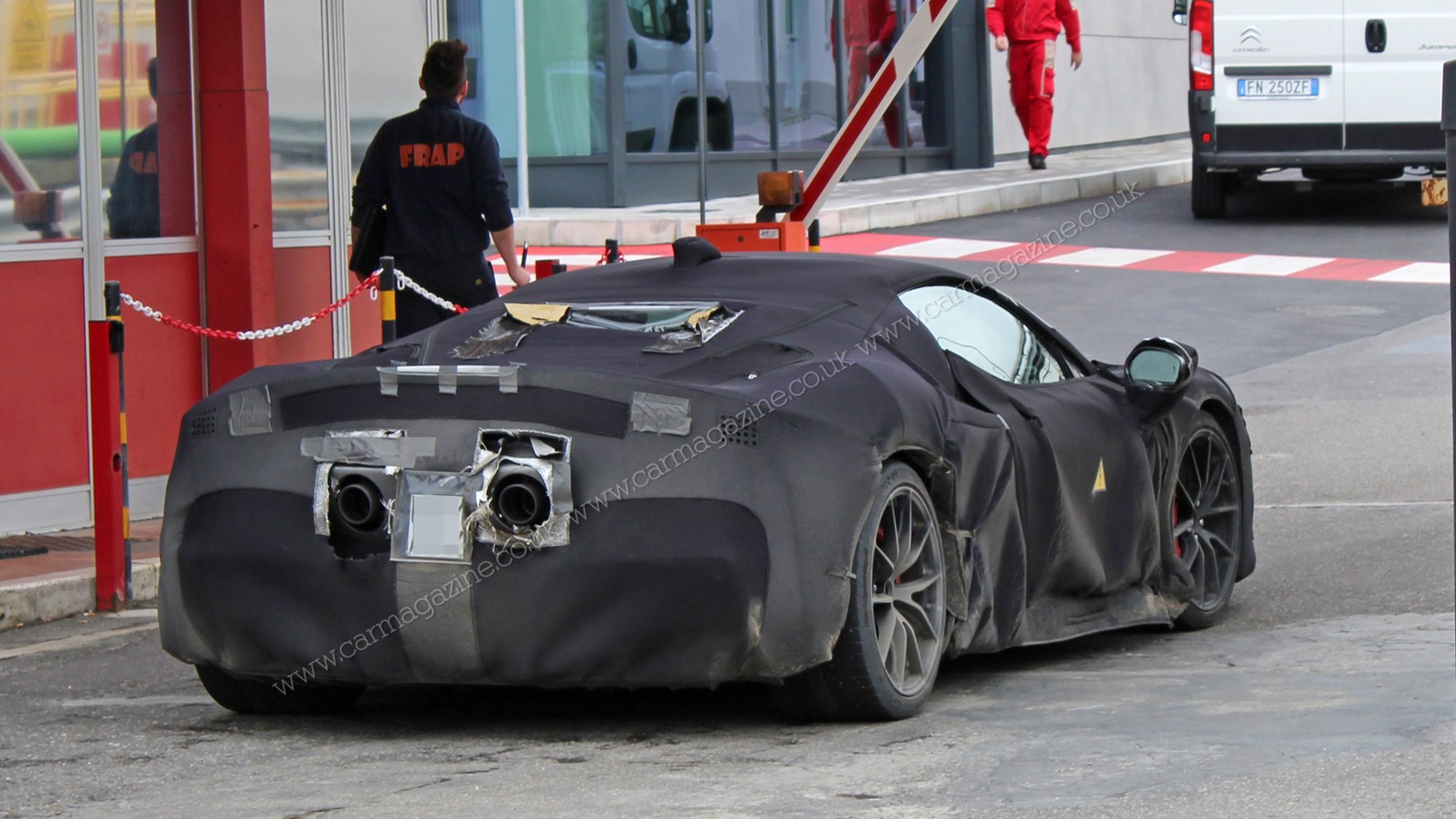 Ferrari, hibrit süper otomobilinin yeni bir teaser'ını paylaştı