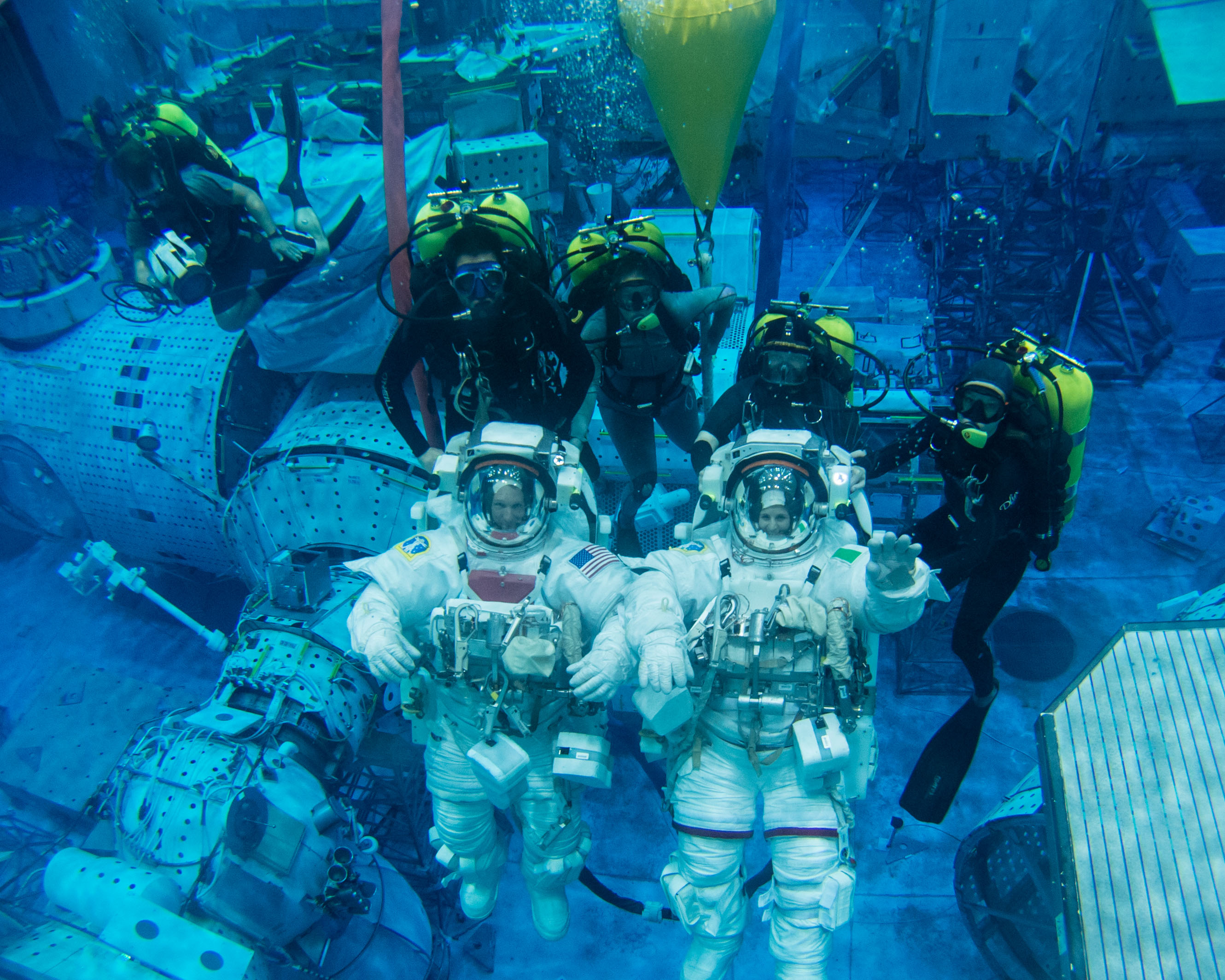 NASA, Ay’a göndermeyi planladığı astronotları sualtında eğitiyor
