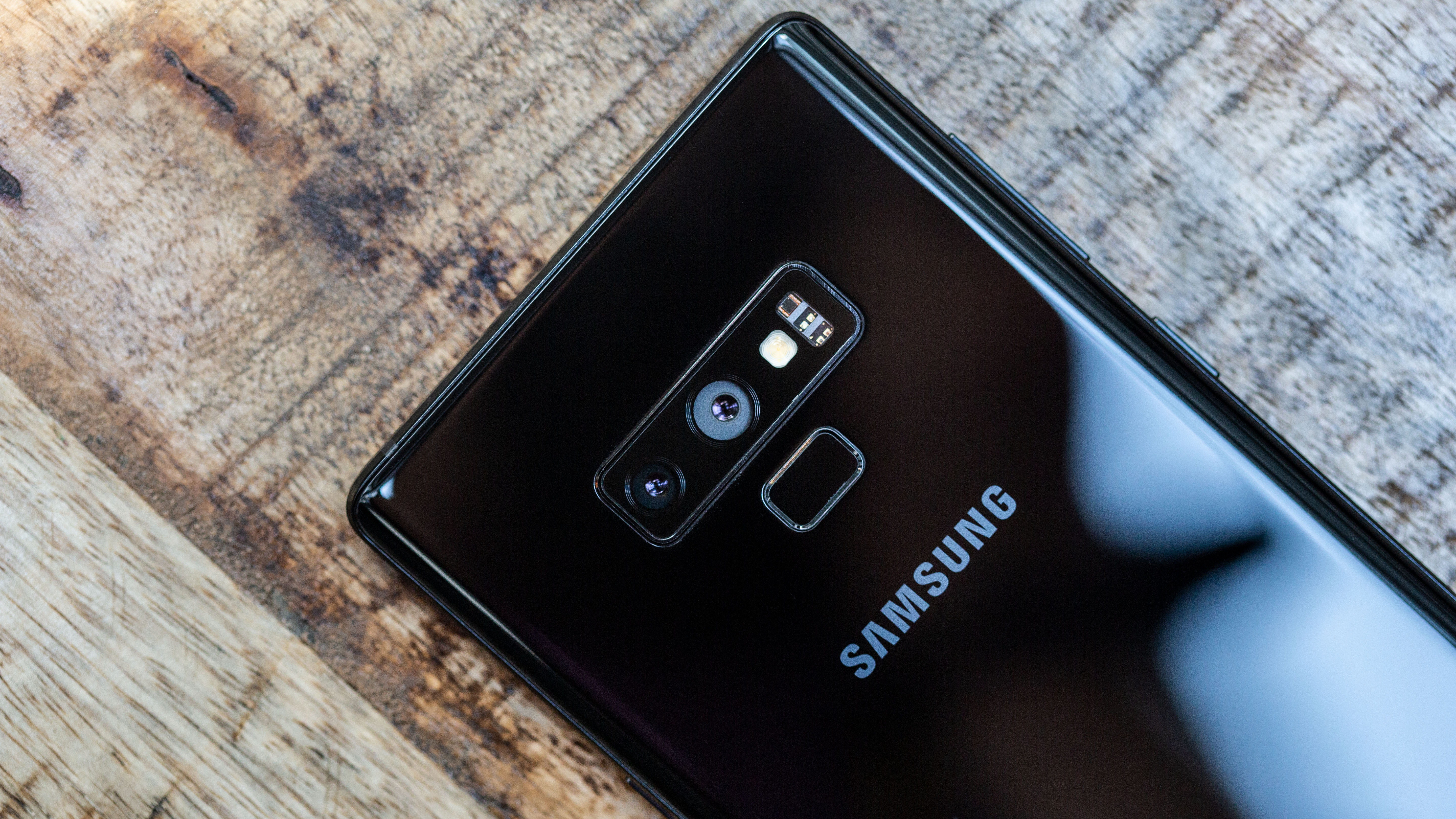 Samsung  Galaxy Note 9'un kamerasına gece modu geldi