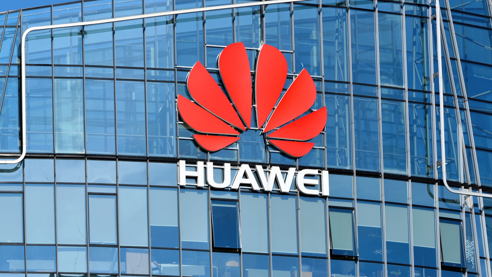 Huawei akıllı telefon siparişlerini azaltmaya başladı
