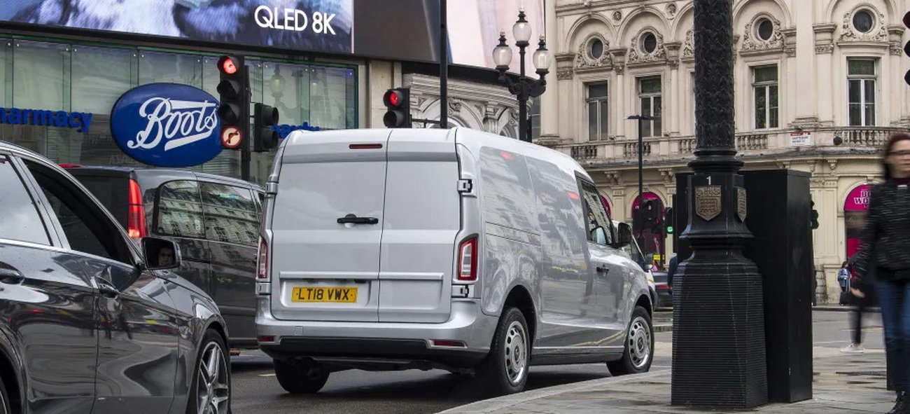 Londra'nın meşhur elektrikli taksilerinin van versiyonu tanıtıldı