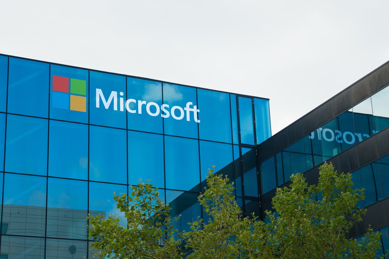 Microsoft, çalışanlarının rakip hizmetleri kullanmasını yasakladı