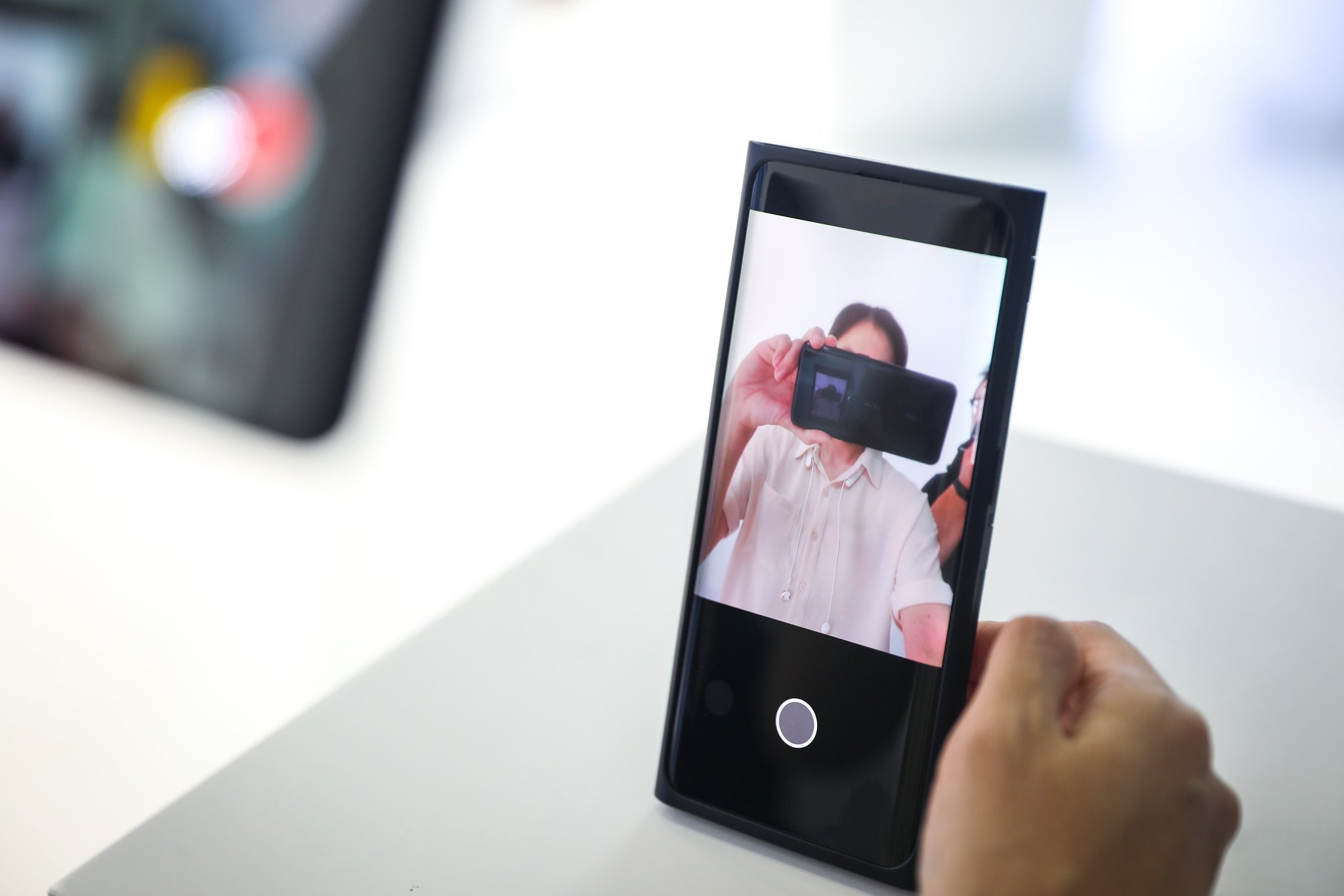 Oppo ekran altı kamera teknolojisini tanıttı