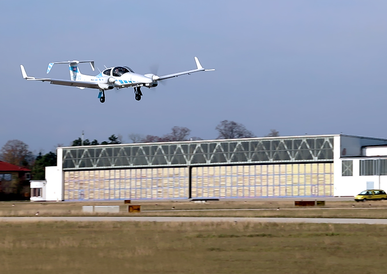 İlk kez bir uçak pilot müdahalesi olmadan kendi başına indi