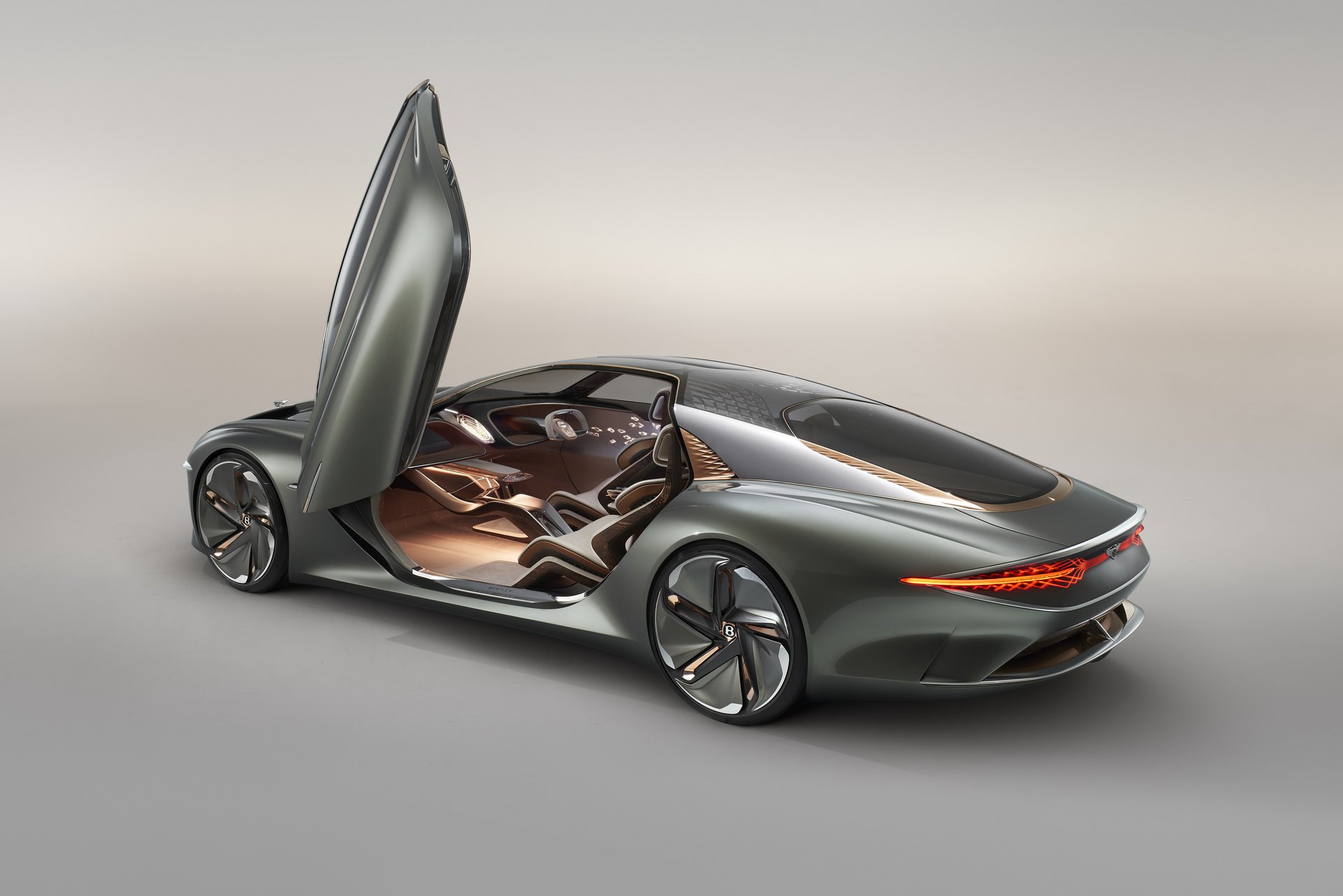 Bentley'in geleceğini gösteren elektrikli ve otonom konsept: EXP 100 GT