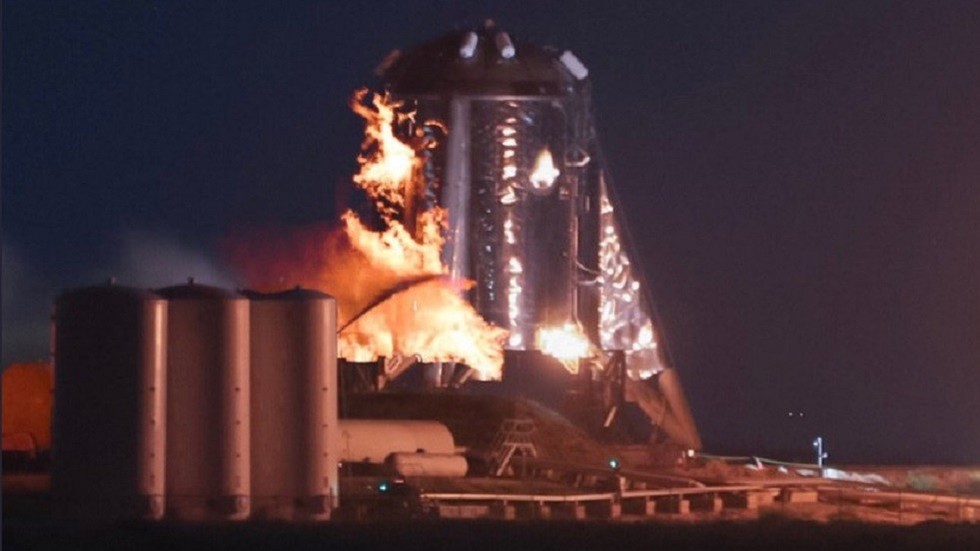SpaceX’in Starhopper test aracı, denemeler sırasında alev alarak yandı