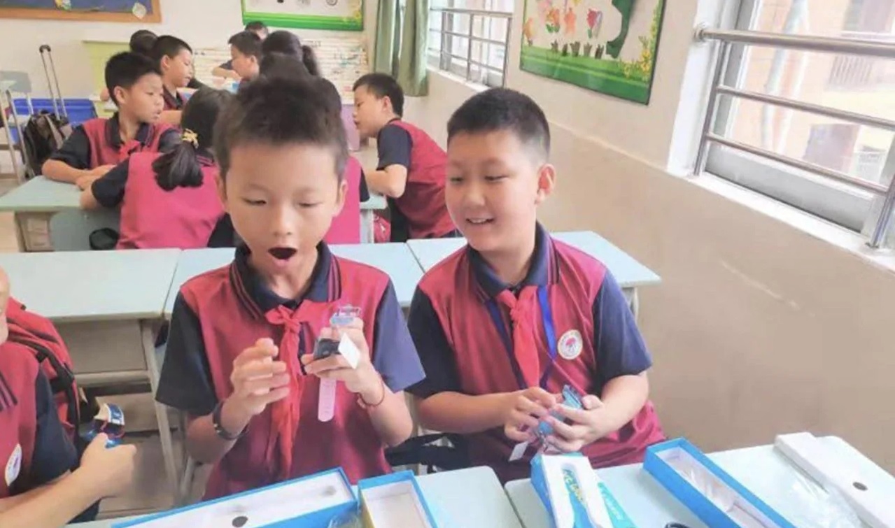 Çin; 17.000 öğrenciye GPS takipli kol saati dağıttı