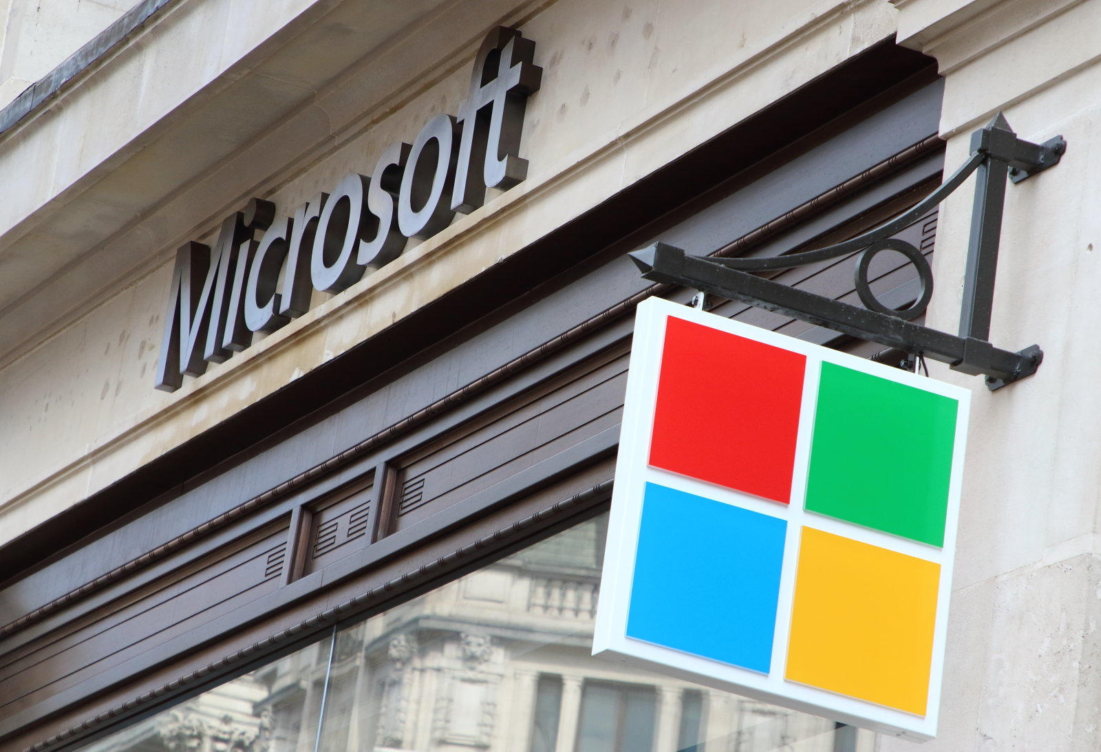 Microsoft yılın ikinci çeyreğinde rekor gelir elde etti