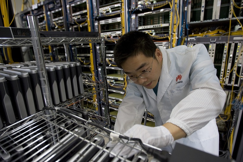Huawei, Kuzey Kore’ye teknoloji transfer ediyor iddiası