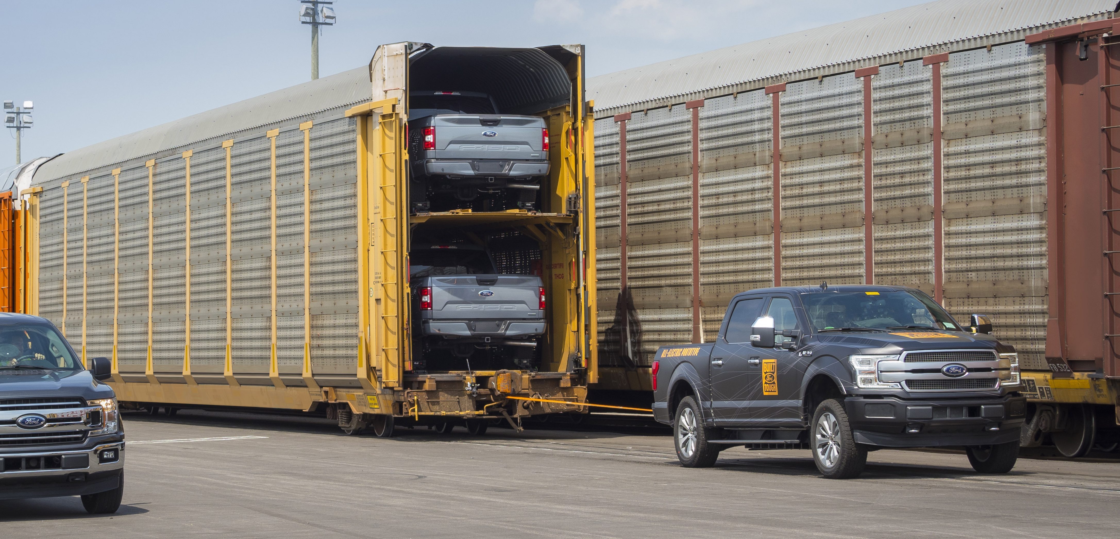 Elektrikli Ford F-150 pickup, 570 tonluk tren vagonlarını çekti