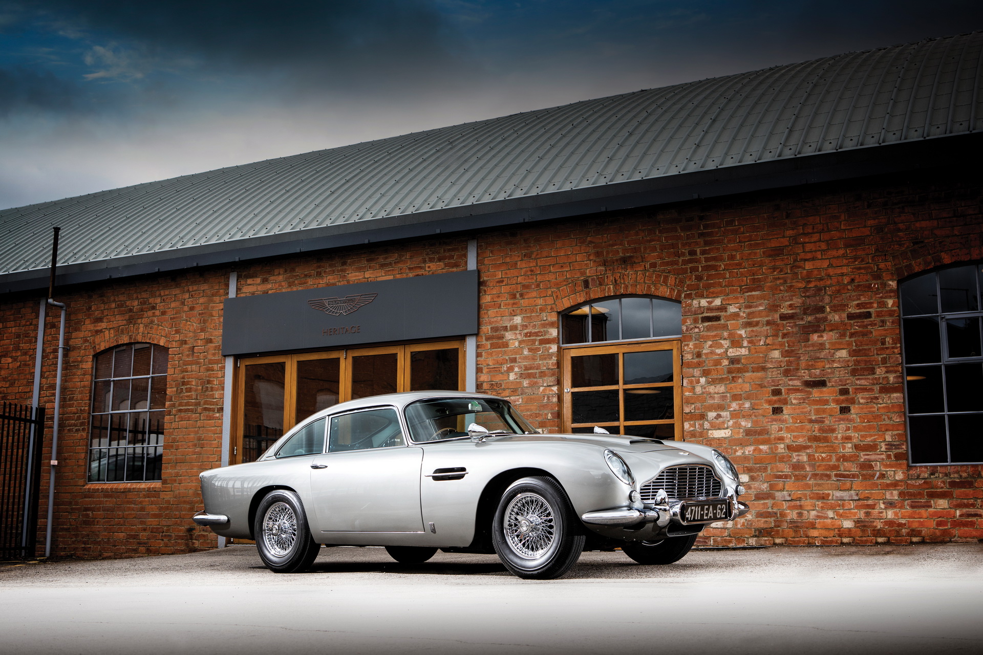 James Bond'un orijinal Aston Martin DB5'i rekor fiyata satıldı