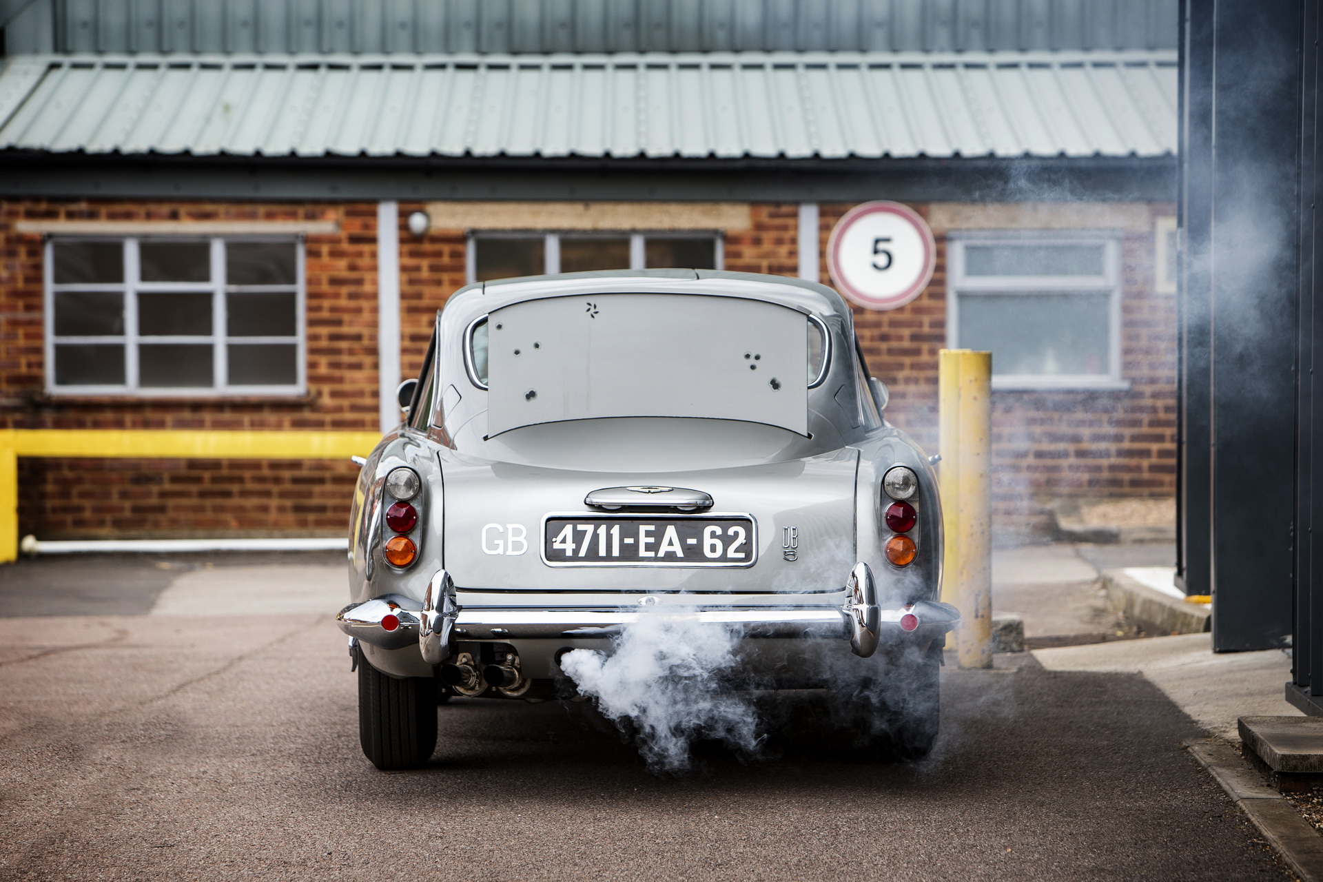 James Bond'un orijinal Aston Martin DB5'i rekor fiyata satıldı