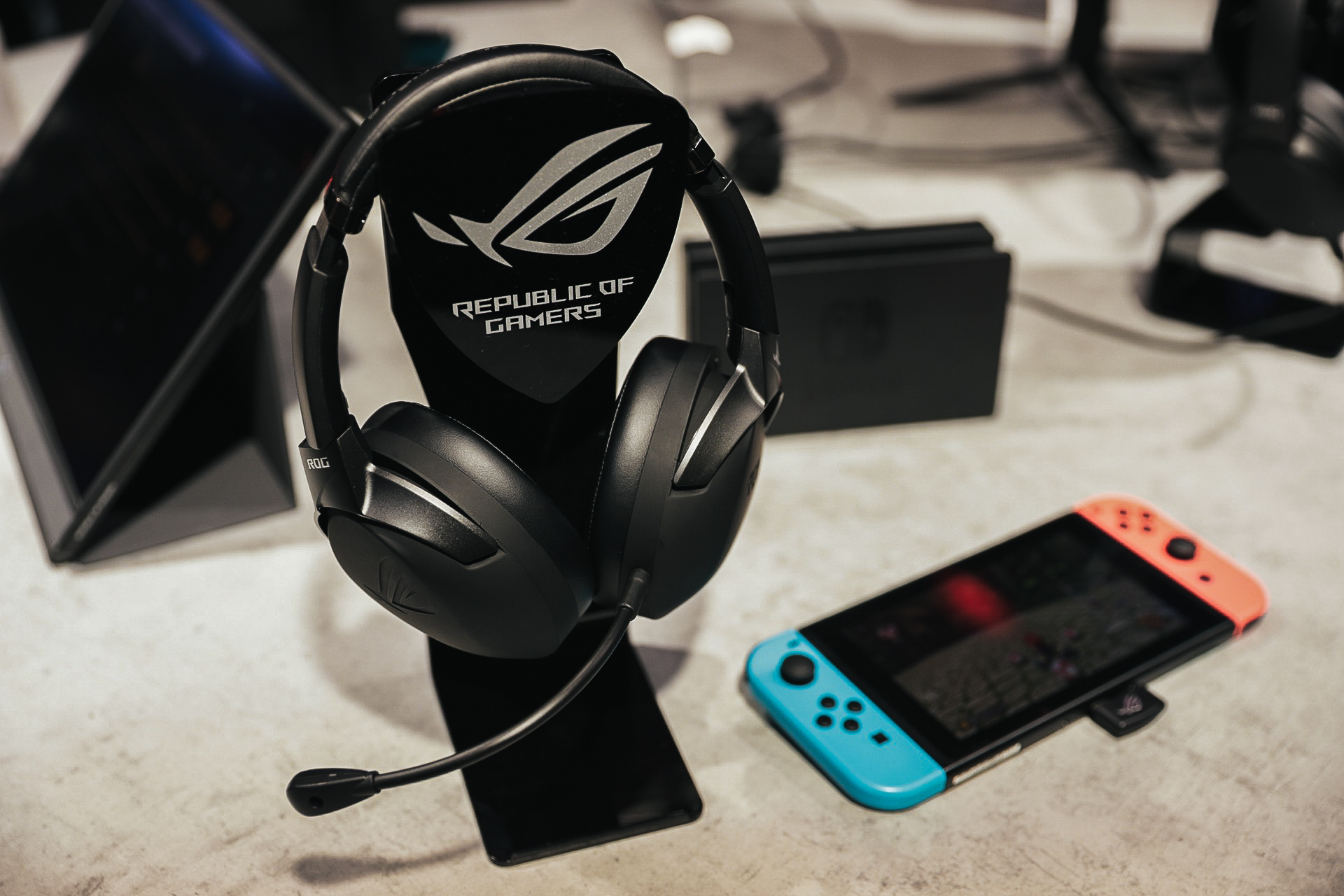 Asus ROG Strix Go 2.4 oyuncu kulaklığı Nintendo Switch ile elde taşınabilir modda kullanılabiliyor