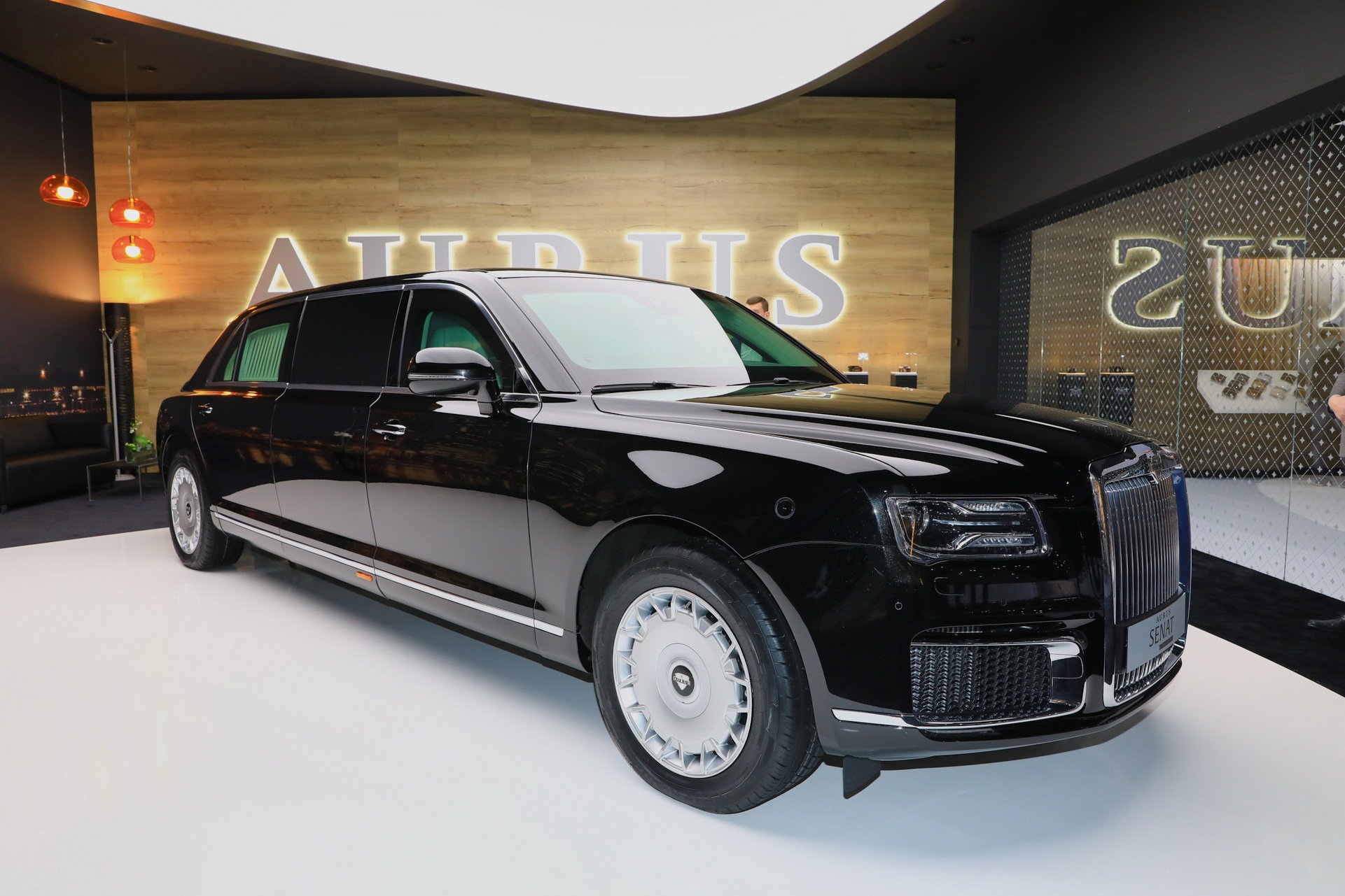 Rusların Rolls-Royce'u olarak anılan Aurus, Moskova'da ilk showroom'unu açtı