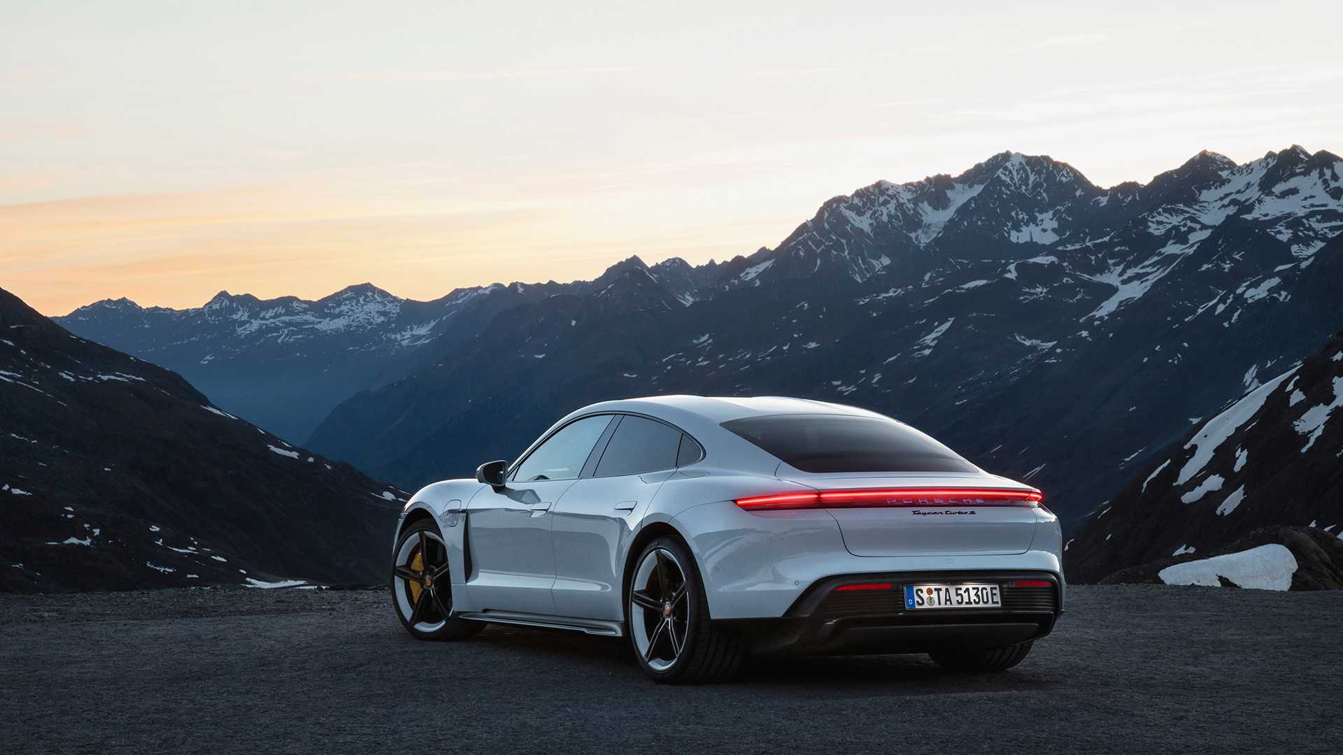 Porsche'nin ilk elektrikli otomobili Taycan tanıtıldı