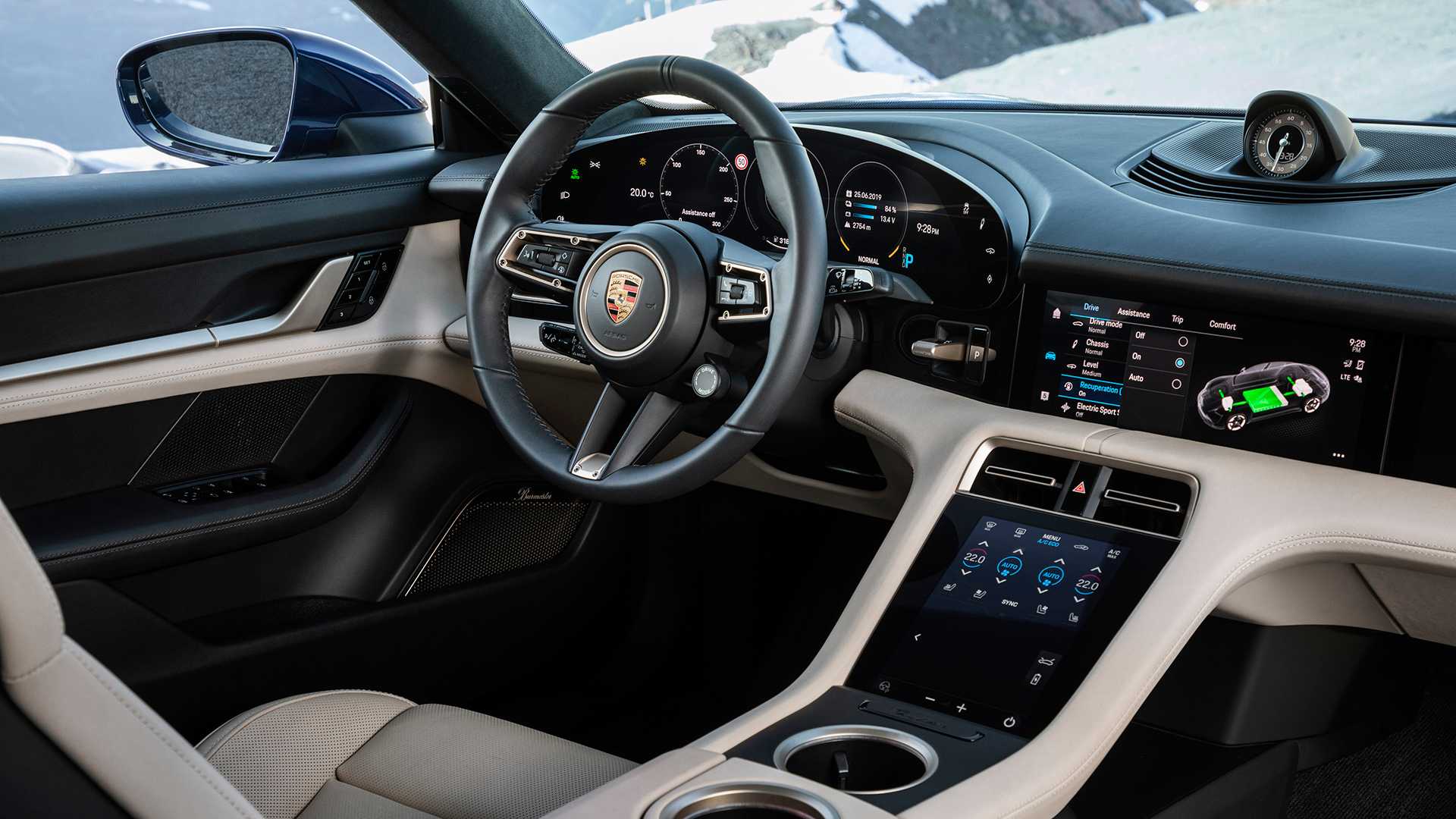 Porsche'nin ilk elektrikli otomobili Taycan tanıtıldı