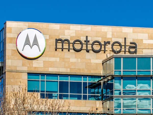 Motorola'nın açılır kameraya sahip akıllı telefonunun canlı görüntüsü ortaya çıktı